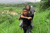 Bốn người dũng cảm lao xuống sông cứu bé gái