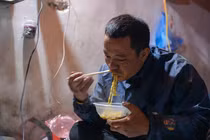 Hà Nội: Tiểu thương dựng lều, thức xuyên đêm trông đào quất