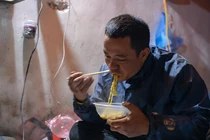 Hà Nội: Tiểu thương dựng lều, thức xuyên đêm trông đào quất