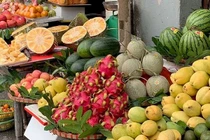 Thanh long, dưa lưới giảm giá