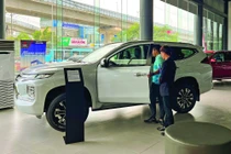 Ô tô mới tồn kho giảm giá hàng trăm triệu đồng