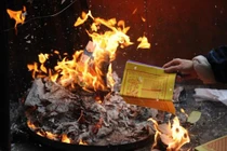 Nguy cơ hỏa hoạn từ đốt hương, vàng mã: Không thể xem thường