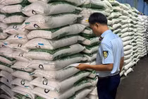 TP HCM: Tạm giữ 2 tấn đường cát nhập lậu