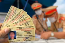 Dùng bằng lái bị trừ hết điểm để tham gia giao thông sẽ bị phạt tiền