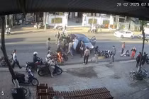  Đắk Lắk: Người dân hợp sức nâng xe ô tô cứu người mắc kẹt dưới gầm 