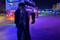 Sản phụ vỡ ối trên xe khách được CSGT đưa đến bệnh viện kịp thời