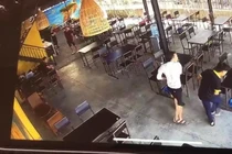 Một người đàn ông đi cùng ông P tát nhân viên của quán (ảnh cắt từ clip)