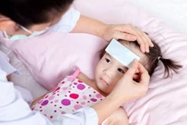 4 sai lầm khi chăm con bị sốt virus có thể gây hại cho bé