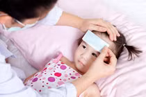 4 sai lầm khi chăm con bị sốt virus có thể gây hại cho bé