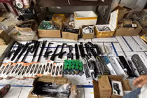 Phát hiện kho tàng trữ súng, vũ khí thô sơ trong khu dân cư