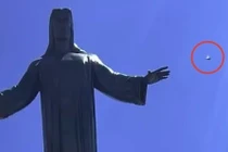 Bí ẩn vật thể nghi UFO phát sáng trên bầu trời Mexico