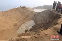 Đào đất đụng trúng 'quả bom' lạ, cảnh sát lập tức phong tỏa hiện trường