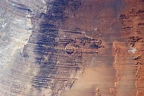 Giải mã 'con mắt' giữa sa mạc, dấu tích của 'sát thủ vũ trụ' cổ xưa