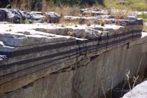 Đàn sinh vật bị phong ấn 2 tỷ năm trong đá: Sao vẫn "sống nhăn"? 