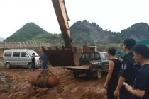 Đang thi công đụng vạc sắt khổng lồ, cảnh sát lập tức có mặt vì…