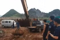 Đang thi công đụng vạc sắt khổng lồ, cảnh sát lập tức có mặt vì…