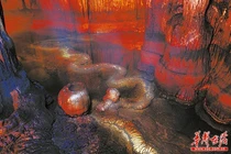 'Rồng thật' xuất hiện trong hang động, không ai dám lại gần 