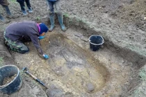 Tìm thấy báu vật trong mộ cổ, thanh niên chớp mắt giàu to 