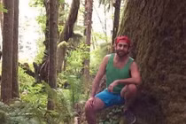 Đi cắm trại, vô tình chụp được ảnh quái vật Bigfoot ngồi xổm 