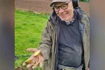 Dùng máy dò kim loại, sướng run người phát hiện 'kho báu' 3.000 tuổi