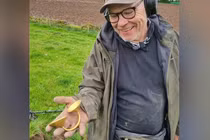 Dùng máy dò kim loại, sướng run người phát hiện 'kho báu' 3.000 tuổi