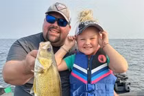 Đi câu cá, đụng trúng vật thể lạ chứa bí mật gây choáng 