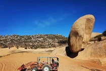 Tảng đá độc-dị-lạ nhất Việt Nam, đứng chênh vênh thách thức trọng lực