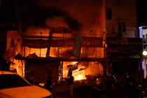 Hà Nội: Cháy nổ lớn ở cửa hàng sửa xe máy, 3 người bị thương