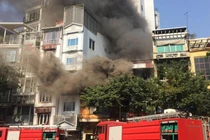 Cháy nhà trên phố cổ Hà Nội, cột khói bốc cao hàng chục mét
