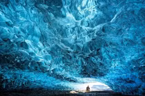 Khám phá hang băng khổng lồ dưới lòng sông