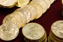 Ra ruộng ngô, nông dân bất ngờ đào được kho báu “khủng” 