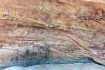 Dấu tay tí hon bí ẩn trong hang đá 8.000 năm ở Sahara