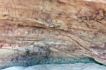 Dấu tay tí hon bí ẩn trong hang đá 8.000 năm ở Sahara