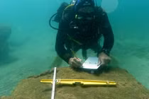 "Tàu ma" 1.800 tuổi nặng trĩu kho báu bất ngờ hiện hình sau bão