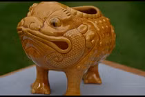 Đem món quà “xấu xí” đi thẩm định, vỡ òa khi biết giá trị thật 