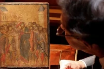 Bỏ tranh trong xó bếp, bà lão vỡ oà khi biết “báu vật” trăm tỷ