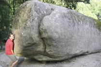 Độc lạ hòn đá nặng 137 tấn nhưng ai cũng xê dịch dễ dàng