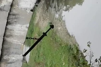 Kỳ lạ “kiếm rồng” treo dưới cây cầu cổ, đố ai dám mạo phạm 