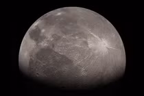 Tiết lộ chấn động ba “mặt trăng sự sống” hoạt động hệt Trái Đất