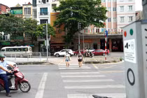 Đi bộ sang đường an toàn bằng tín hiệu đèn