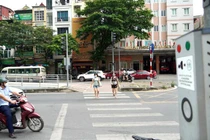 Đi bộ sang đường an toàn bằng tín hiệu đèn