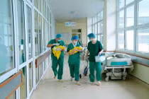 Mổ đẻ thành công song thai cho bệnh nhân ung thư di căn