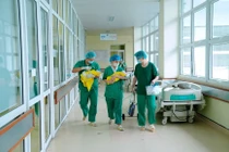 Mổ đẻ thành công song thai cho bệnh nhân ung thư di căn