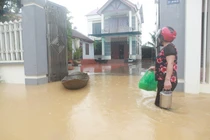 Nước dâng khiến đường ngập sâu gây khó khăn cho việc đi lại của người dân.