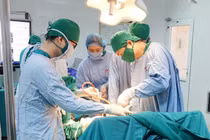 Thay khớp háng cho cụ bà 103 tuổi bị gãy cổ xương đùi sau té ngã