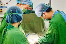 Cắt khối u buồng trứng nặng gần 4 kg cho cụ bà 80 tuổi