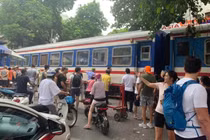 Du khách nước ngoài gặp nạn khi chụp ảnh ở phố cà phê đường tàu