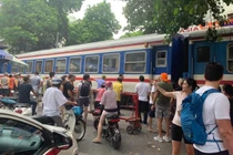 Du khách nước ngoài gặp nạn khi chụp ảnh ở phố cà phê đường tàu