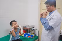 Bé trai 8 tuổi bị hoại tử bàn tay nghi do rắn cắn