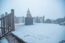 Du khách háo hức khám phá tuyết rơi trên đỉnh Fansipan